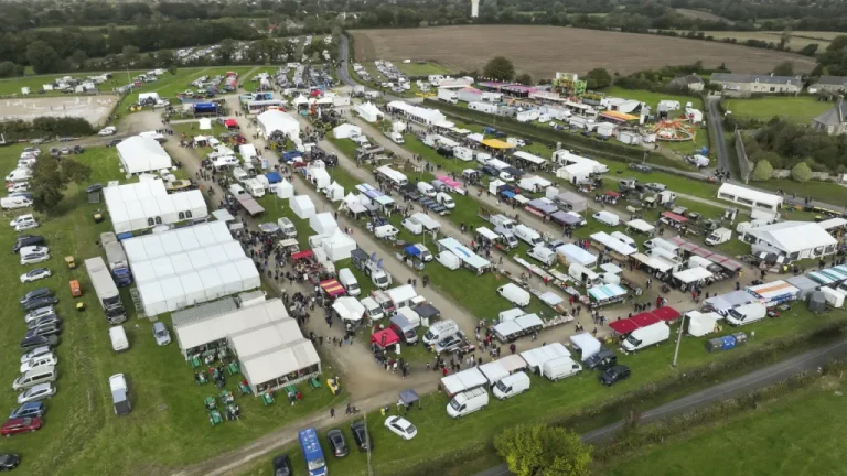 Vue aérienne de la foire Saint-Denis de Brix et de ses stands.