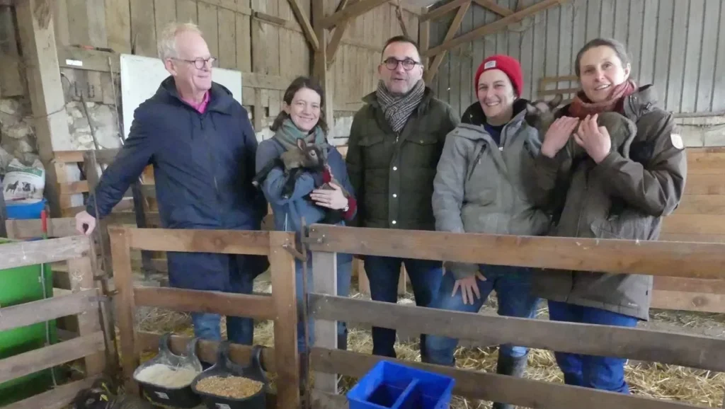 Équipe du GAEC Bêle Graine dans une bergerie
