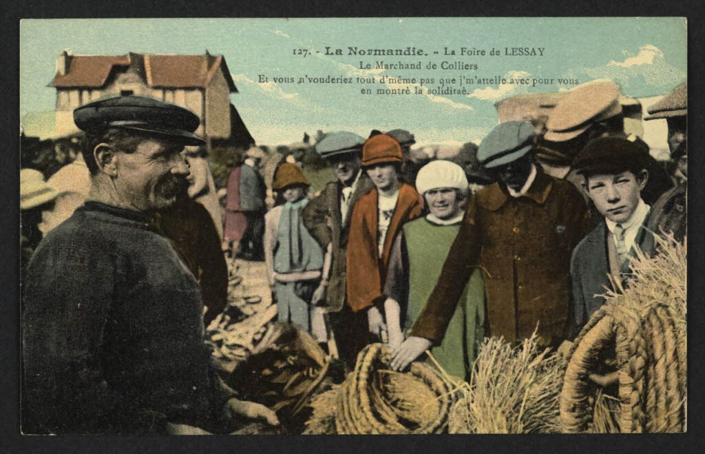 Le marchand de colliers entouré de visiteurs à la foire de Lessay sur une carte postale ancienne